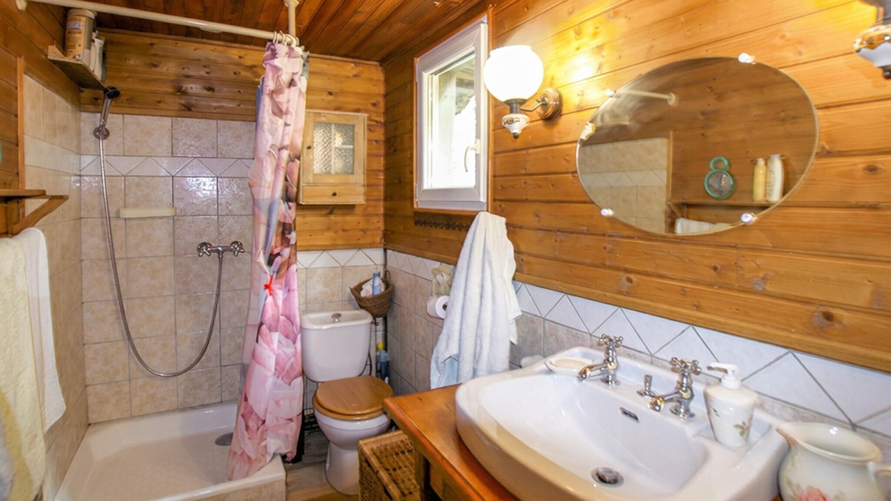 Photo of Bathroom in Thoiras