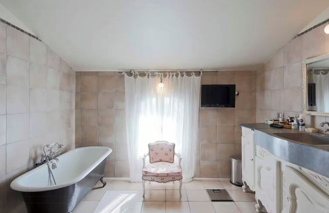 Photo of Bathroom in Chateauneuf-du-Pape