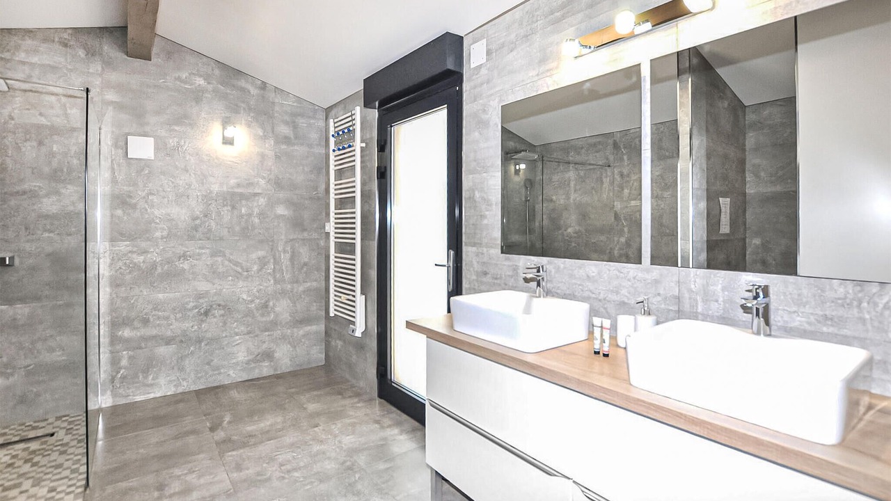 Photo of Bathroom in Saint-Genis