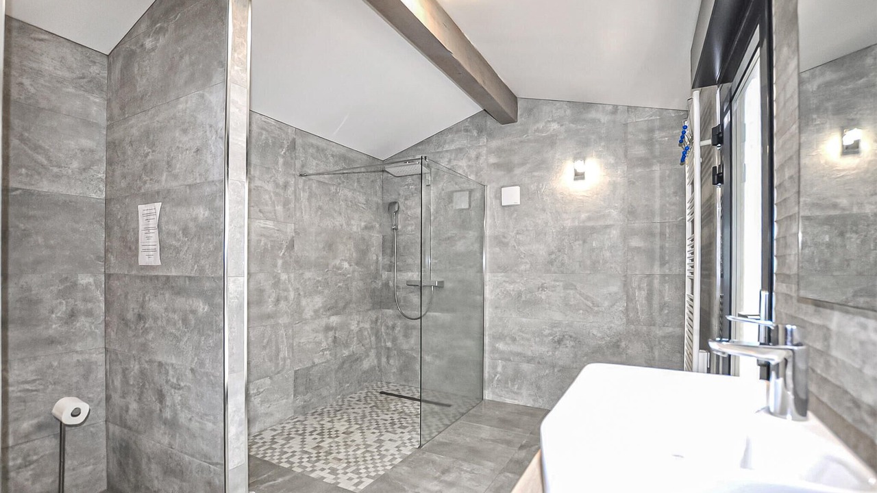 Photo of Bathroom in Saint-Genis