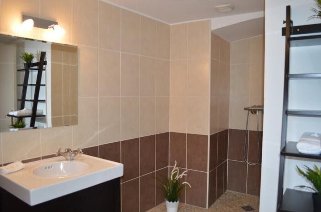 Photo of Bathroom in Curvalle