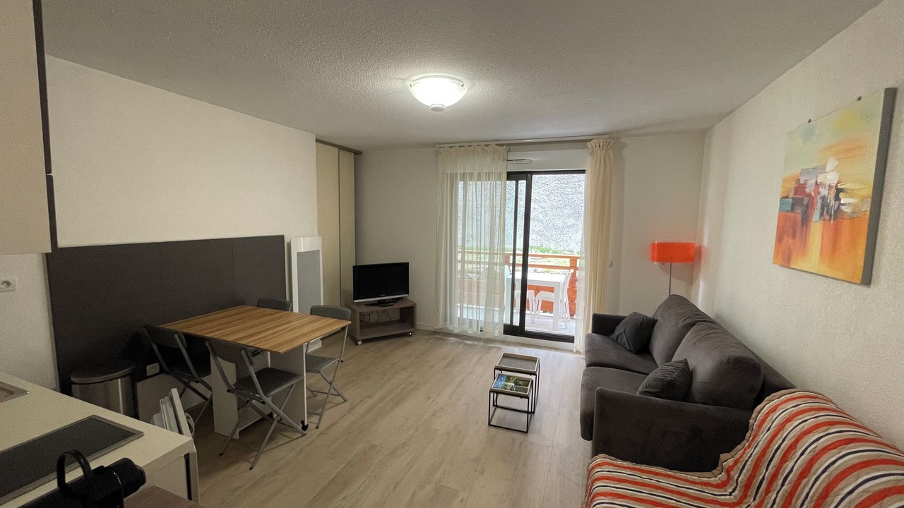 Photo of Livingroom in Peone