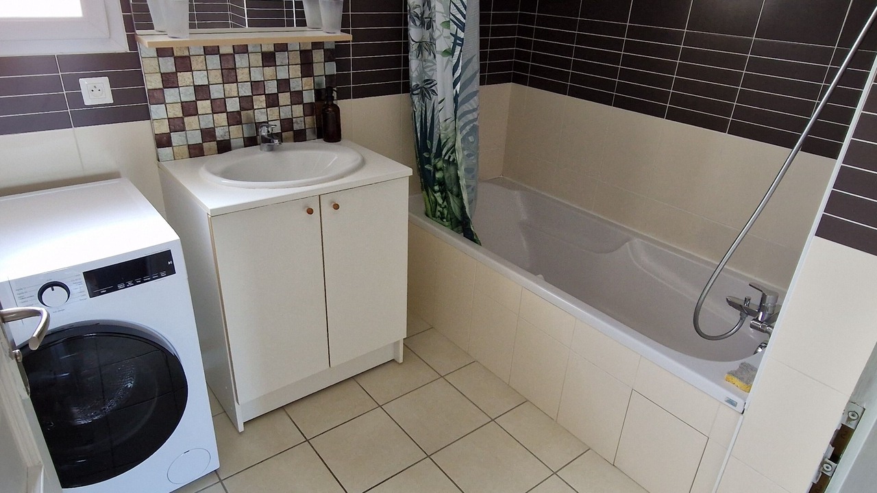 Photo of Bathroom in Prevessin-Moens