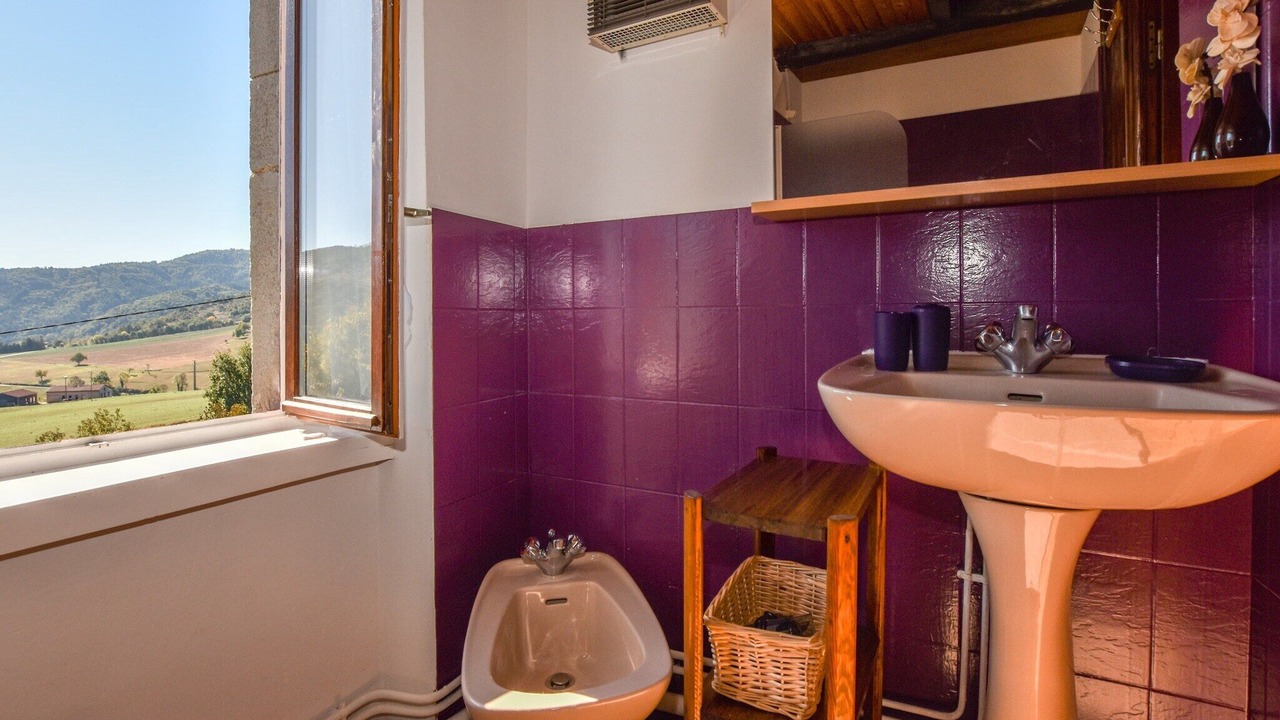 Photo of Bathroom in Villeneuve-dʼAllier