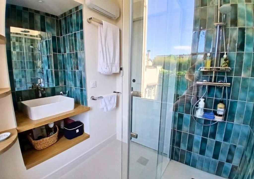 Photo of Bathroom in Sainte-Cecile-les-Vignes