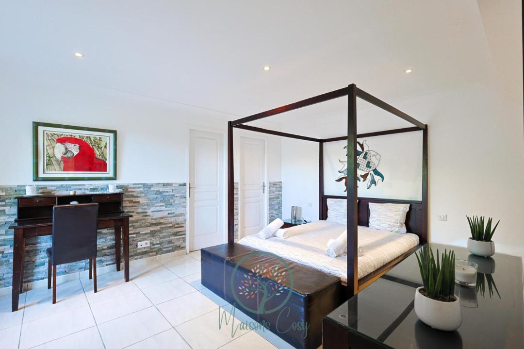 Photo of Bedroom in Ensues-la-Redonne