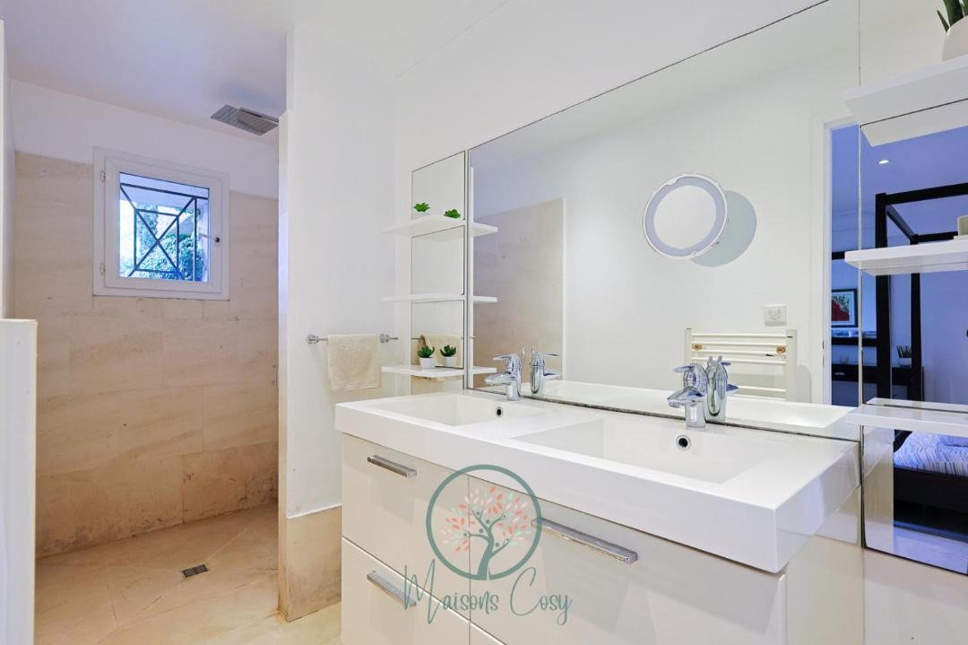 Photo of Bathroom in Ensues-la-Redonne
