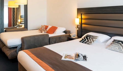 Family Room, 1 King Bed with Sofa bed