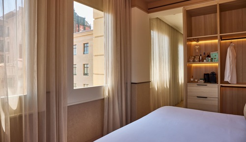 Deluxe corner view room