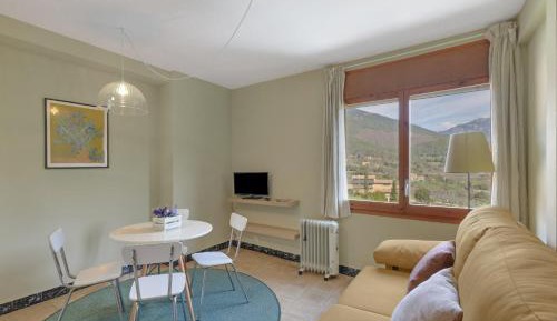 Two-Bedroom Deluxe Apartment with Garden View