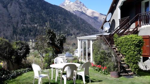 Two-Bedroom Deluxe Apartment with Garden View