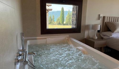 One-Bedroom Apartment with Jacuzzi