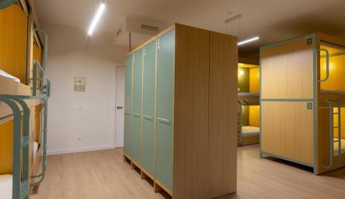 Single Bed in Mixed Dormitory Room