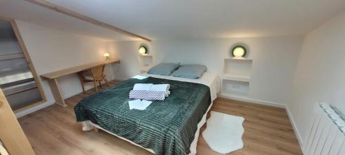 Deluxe Double Room (2 Adults + 1 Child)