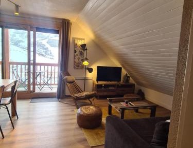 Two-Bedroom Apartment with Mountain View