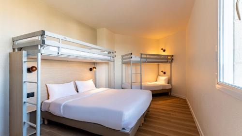 Standard Queen Room with Three Bunk Beds