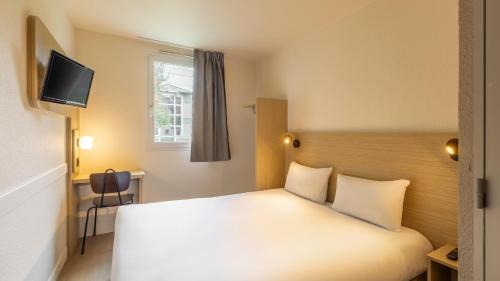 Standard Room - 1 Queen Bed