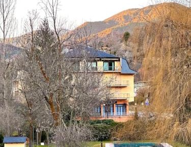 Four-Bedroom Apartment with Balcony 