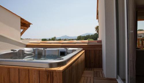 The terraces of the peninsula with private jacuzzi and Wellness Access