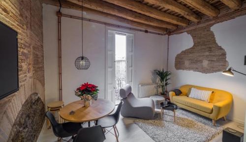 Three-Bedroom Apartment with Balcony
