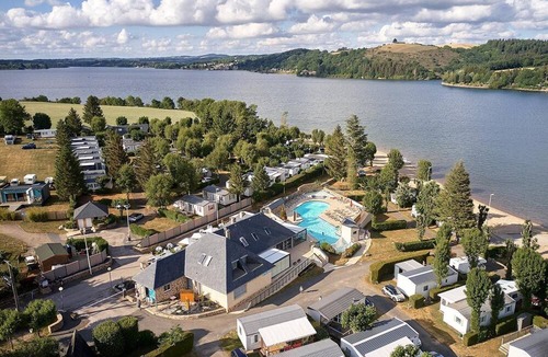 Salles-Curan Ski Chalet | Luxe Sanitary XL 6 Pers. Villatent at camping Les Genêts on Lake Pareloup