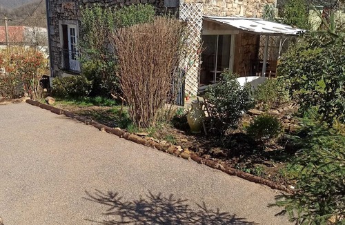 Montagnol House | Country house with boule court 10mins from the lakes