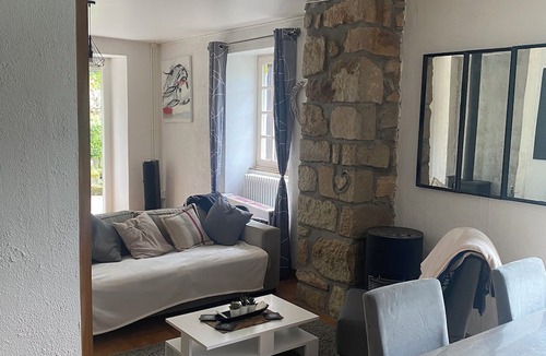 Montagnol House | Country house with boule court 10mins from the lakes