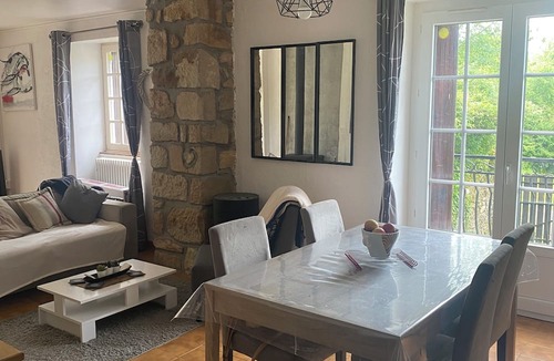 Montagnol House | Country house with boule court 10mins from the lakes