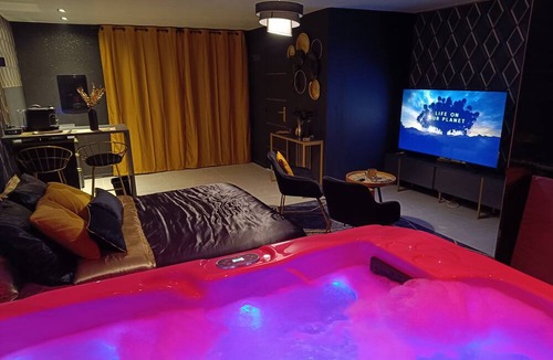 Marsillargues Apartment | Apartment, Suite with Spa, close to beaches