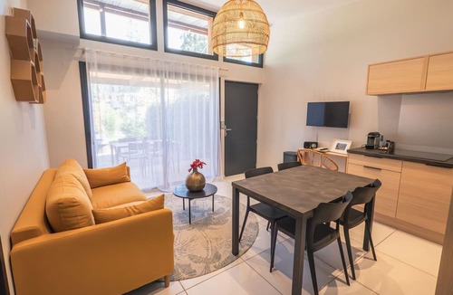 Saint-Affrique Apartment | Ecolodge 4 pers mit Spa by Interhome