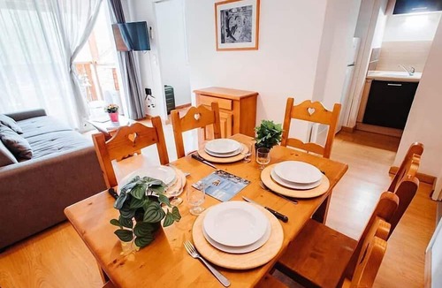 Ax-les-Thermes Apartment | Swimming pool, balcony, parking, tv, ski locker, 34m², Ax-Les-Thermes