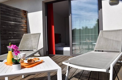 Eguilles Hotel | Relaxing Provence Getaway Near Rotonde Fountain with Pool Access