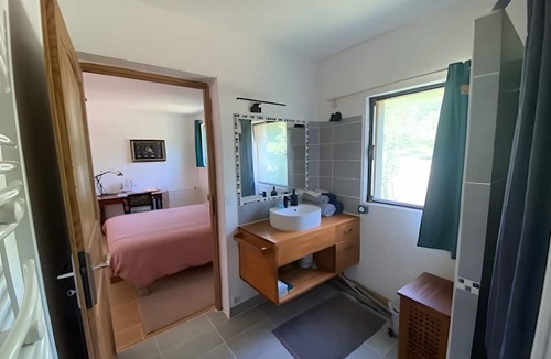 Collonges-la-Rouge Bed & Breakfast | Bed and Breakfast 'Le Palmier D'Alice - Chambre' with Shared Terrace, Shared Garden and Wi-Fi