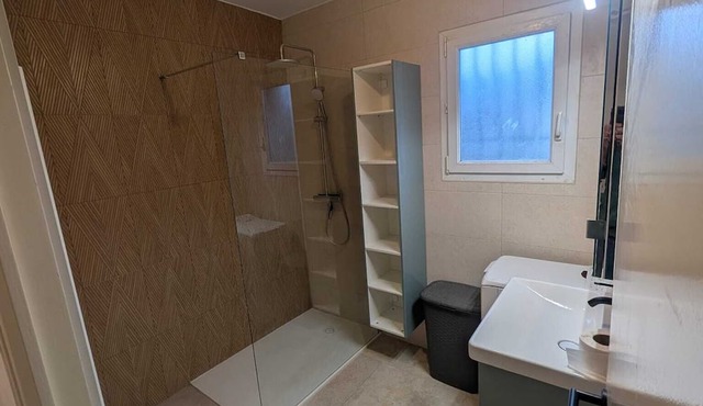 F4 air-conditioned apartment, private parking, garden