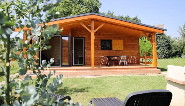 PREMIUM CHALET: 2 bedrooms/2 bathrooms - AC - dishwasher - TV - BBQ - Cleaning service*, sheets, bath towels - 35 m² + 17 m² terrace - Sleeps 4 to 5 people - 4 people i