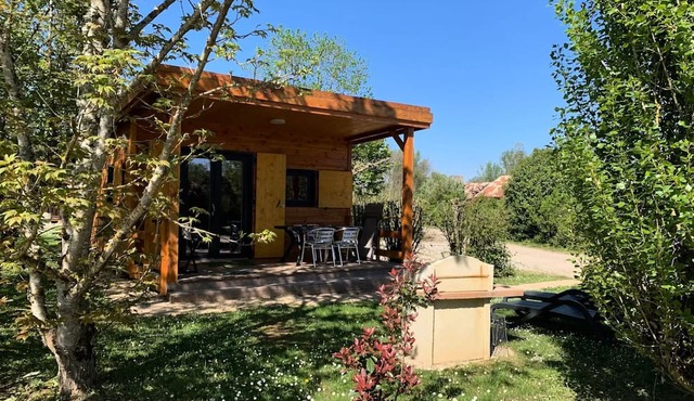 PREMIUM 2-Bedroom Cottage - AC - Dishwasher - TV - BBQ - Cleaning*, sheets, bath towels - 35 m² + 12 m² covered terrace - Sleeps 4 to 5 people - 4 people