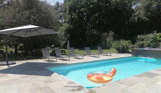 Large Villa 10p, quiet, heated pool, petanque, brazier, 10min from beaches