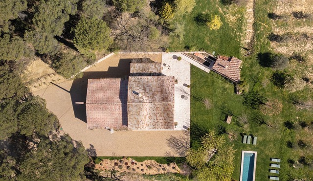 Charming country house with swimming pool, Jacuzzi and Luberon mountains