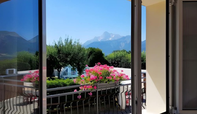 “Chambre Rose” Guest Room with Mountain View, Wi-Fi and Air Conditioning