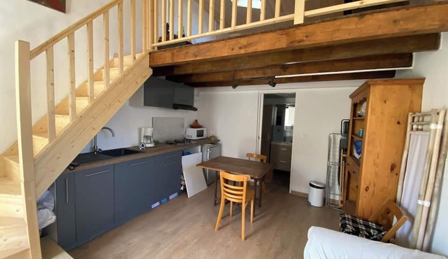 A 30-square-meter studio apartment in a quiet family home, 10 minutes from the sea