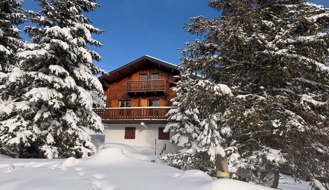 At the base of a chalet at the foot of the slopes in the Pierre Saint Martin ski resort.