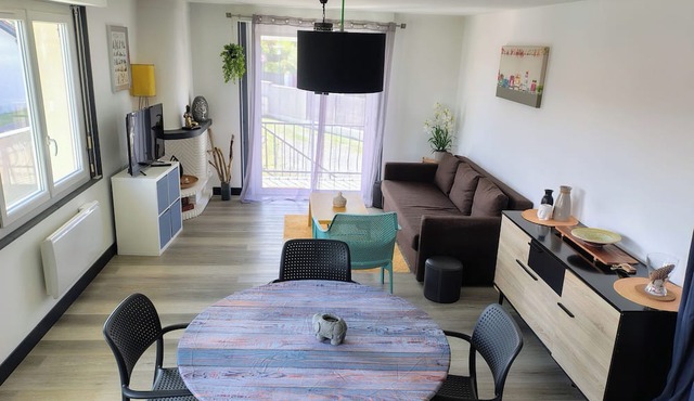 Spacious apartment near ocean and shops