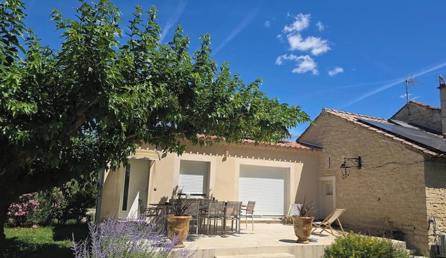 3-bedroom house with a private pool and garden in Monteux!