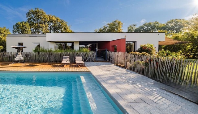 Magnificent architect-designed house with swimming pool 20 min from Albi.